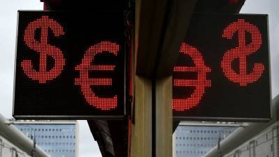 Положение рубля отягощается ситуацией на внешних рынках
