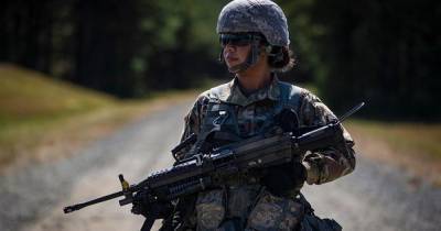 Женщинам в армии США разрешат красить губы и носить серьги
