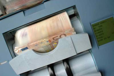 Финансист Тузов объяснил выгоду евро перед долларом