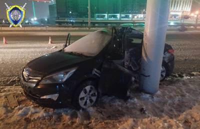 Ночью в Минске автомобиль въехал в мачту освещения: погибла девушка-водитель