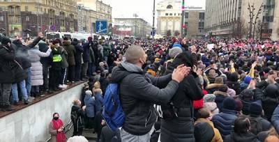 Известного TikTok-блогера задержали по делу о нападении на машину ФСБ на акции в Москве