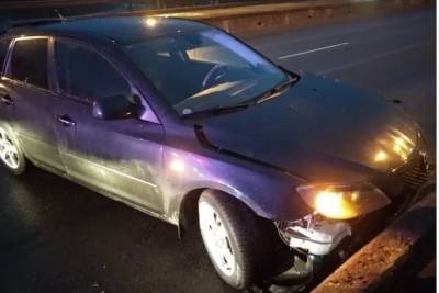 Автомобиль врезался в ограждение Кузнецкого моста в Пскове