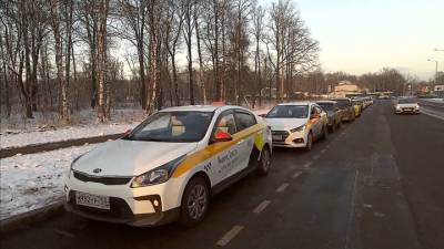 Московских курьеров и водителей такси вакцинируют от COVID-19 даже без полиса