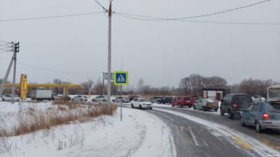 В Хабаровске на автозаправках образовались километровые очереди