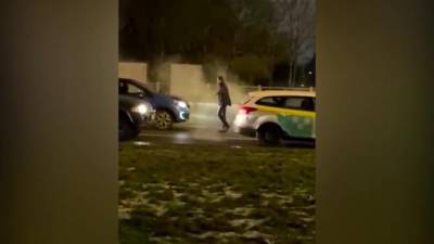 Неадекват атаковал автомобили на проезжей части улицы Орджоникидзе