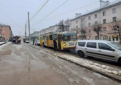 На Первомайском проспекте женщина получила травмы ног, попав под троллейбус