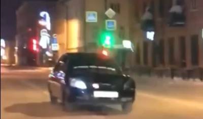 Тюменский автомобилист катается по городу задним ходом (Видео)