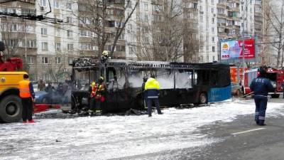 Электробус загорелся посреди дороги на юго-западе Москвы