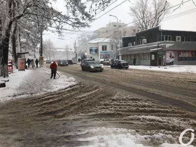 Снегопад в Одессе: въезд большегрузного транспорта в город ограничили