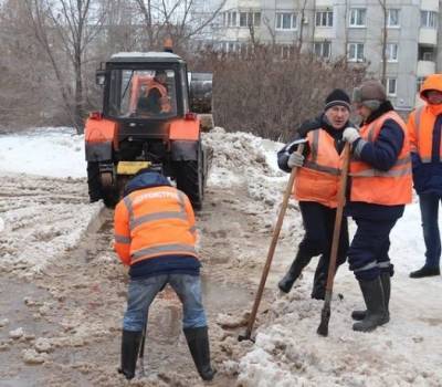 На бульваре Пензенский прорвало водопровод. Коммунальщики устраняют последствия