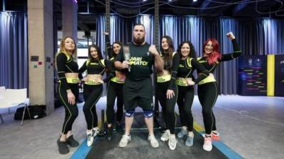 Поднял 6 девушек и пронес 10 метров: самый сильный человек в мире Алексей Новиков установил новый рекорд Украины