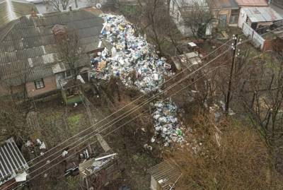 В Полтаве пенсионерка 15 лет собирала мусор в своем дворе: гора отходов стала выше, чем дом