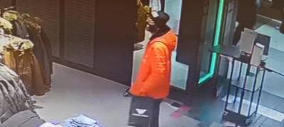Полиция Петрозаводска ищет мужчину в оранжевой куртке (ВИДЕО)