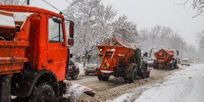 Одессу засыпало снегом, движение транспорта затруднено — видео