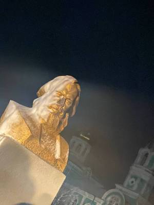 Неизвестные снесли последний в Украине памятник Ленину: фото