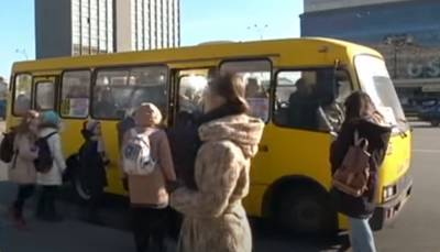 В Киеве маршрутчик решил прокатиться с открытой дверью: женщина выпала на дорогу на ходу, видео