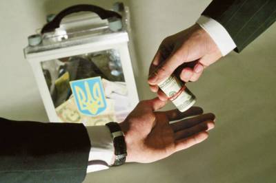 Кандидат в депутаты Киевсовета предлагал избирателям деньги в конвертах
