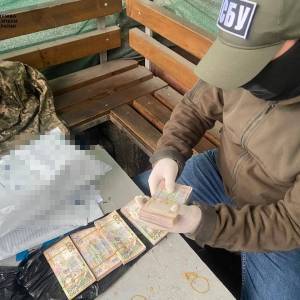 В центре Запорожья задержали следователя, который получил взятку в размере 10 тыс. долларов. Фото