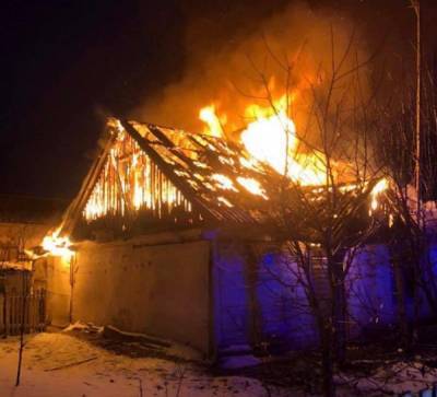 На Львовщине вспыхнул пожар в деревянном доме: огонь полностью его уничтожил – фото