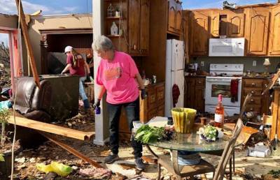 Сильный торнадо в Алабаме: дерево обрушилось на дом, в котором пряталась семья