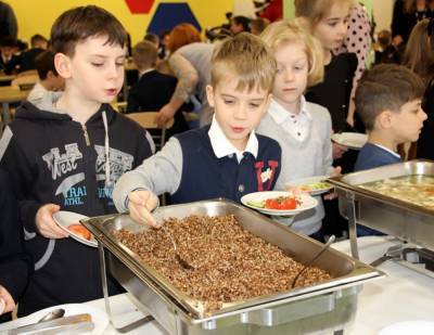 Школы вернулись к мультипрофильному питанию: чем кормят учеников – фото