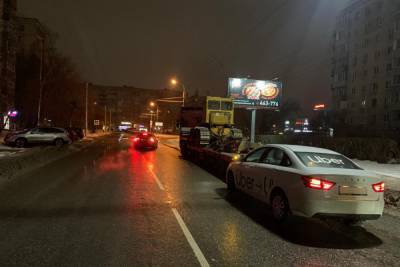 Ночью на улице Интернациональной в Рязани таксист врезался в грузовик