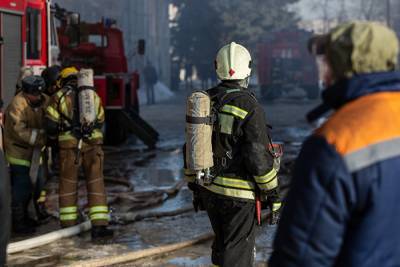 В Челябинске произошел крупный пожар в автомастерской около дороги «Меридиан»