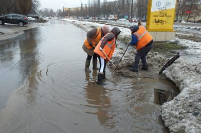После ливня улица 50 лет НЛМК и перекрёсток Фрунзе – Неделина оказались затопленными