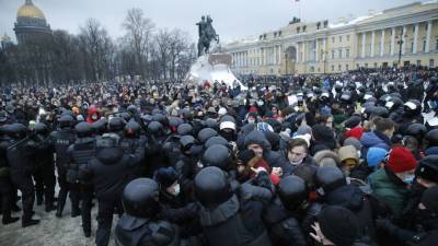 Женщина, которую пнул полицейский на акции протеста в России, требует правосудия