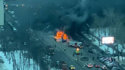 Пассажирский автобус загорелся в Москве.