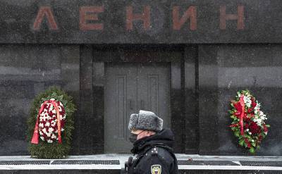 Политолог: запускать тему выноса Ленина из мавзолея — это позор