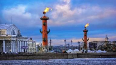 В честь годовщины освобождения Ленинграда от вражеской блокады зажглись факелы Ростральных колонн