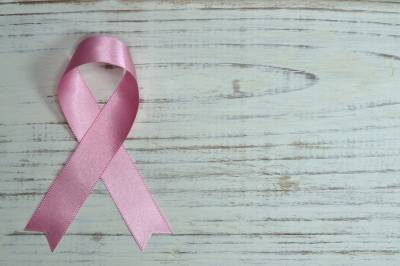 Назвали простой способ профилактики и лечения рака груди