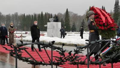 На Пискарёвском кладбище почтили память погибших в блокаду Ленинграда