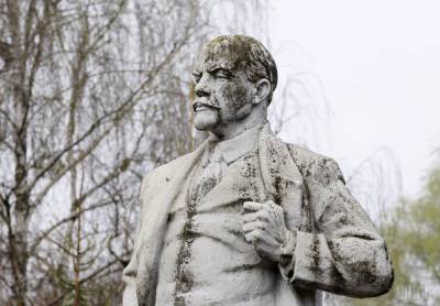 На Украине снесли последний памятник Ленину