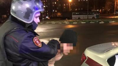 Мужчина без футболки и с пневматическим пистолетом в нетрезвом состоянии зашел на АЗС в Московском районе