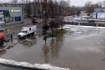 Утечка из водопроводного колодца произошла на Запсковье