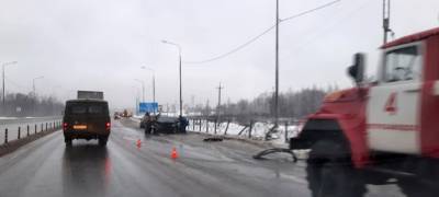 Водитель снесла ограждение на шоссе в Петрозаводске и попала больницу (ФОТО)