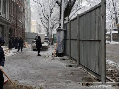 В Одессе на Ришельевской устанавливают строительный забор вокруг исторической "типографии Фесенко" (фото, видео)