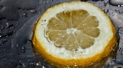 Названы четыре полезных свойства замороженного лимона