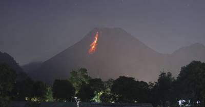 Выбрасывает облака пепла и поливает все раскаленной лавой: на острове Ява снова проснулся вулкан Мерапи (10 фото)