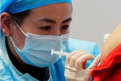 Участница испытаний китайской вакцины умерла от пневмонии