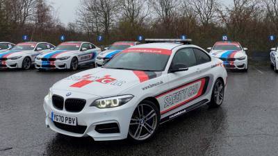 В Англии с гоночной трассы украли специальные автомобили безопасности и машину медиков BMW