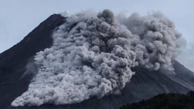 На острове Ява в Индонезии снова проснулся вулкан