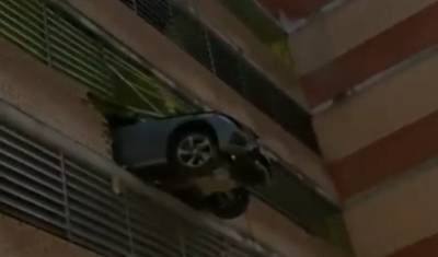 Жительница подмосковного Долгопрудного при парковке пробила стену гаража