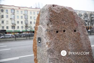«Погляд у минуле»: у Києві з’явилася інсталяція, присвячена жертвам Бабиного Яру