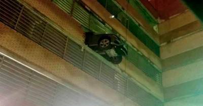 Mercedes пробил стену парковки в Подмосковье и «застрял в текстурах»