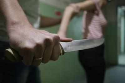 В Чувашии мужчина из ревности порезал ножом жену и соседа