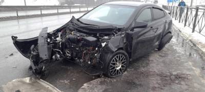 Иномарка, врезавшаяся в ограждение на шоссе в Петрозаводске, превратилась в автохлам