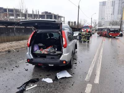 В тройном столкновении на проспекте Победы пострадал 29-летний водитель (видео)